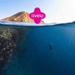 pessoa nadando em um mar, com logo Livelo Clube Livelo Day