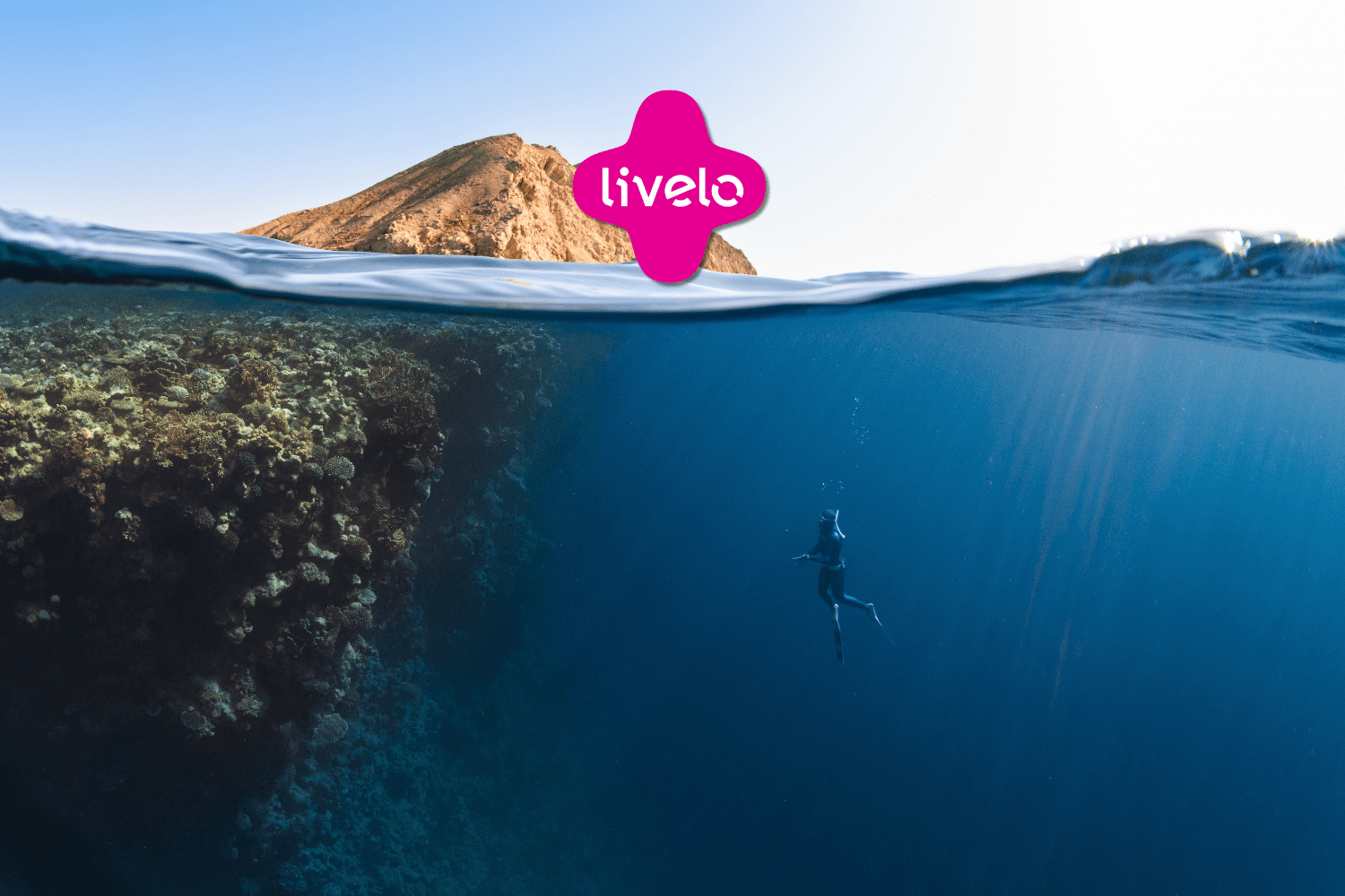 pessoa nadando em um mar, com logo Livelo Clube Livelo Day
