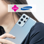 mulher asiática segurando um celular no ombro, com logo Livelo e Samsung 10 pontos Livelo
