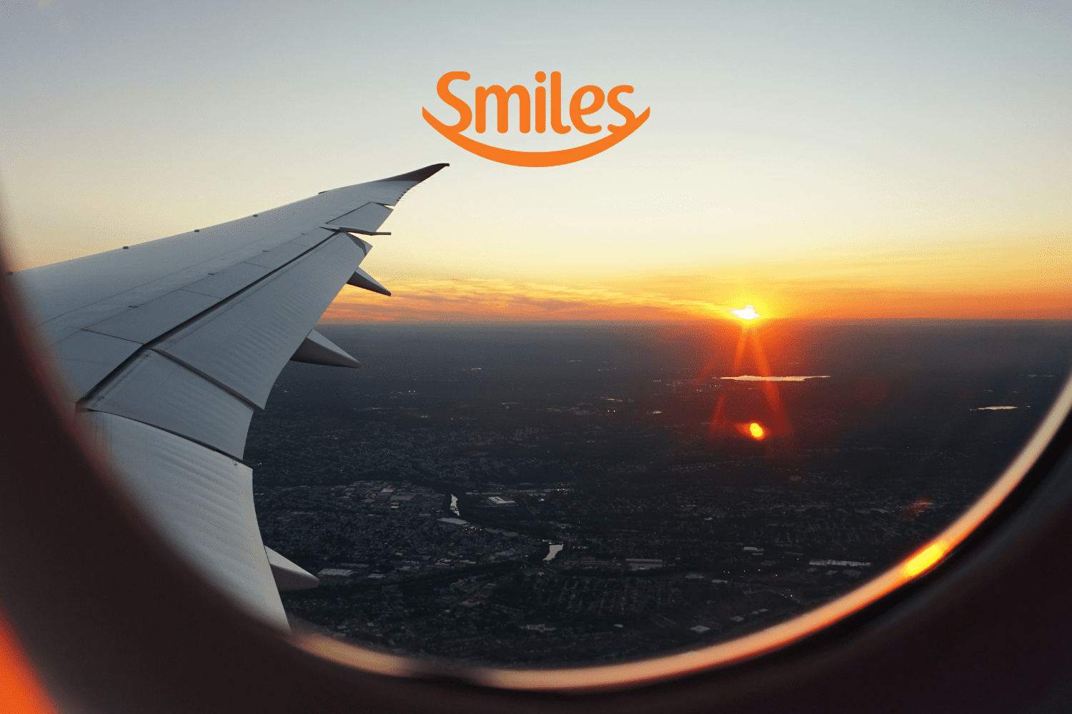 avião no ar com logo Smiles Bônus Smiles