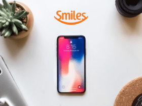 Iphone na mesa com logo Smiles pontos Smiles