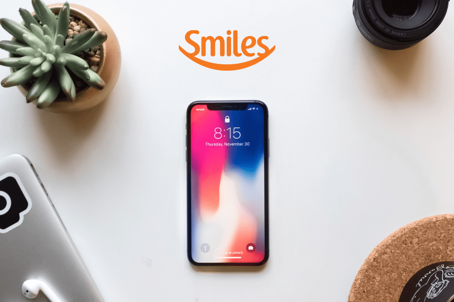 Iphone na mesa com logo Smiles pontos Smiles