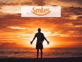 homem olhando para o sol com os braços abertos com logo Clube Smiles