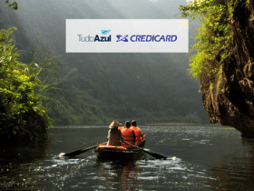 grupo de pessoas em um barco no rio, com logo TudoAzul e Credicard bônus TudoAzul