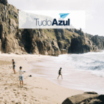 pessoas brincando em uma praia com logo Clube TudoAzul