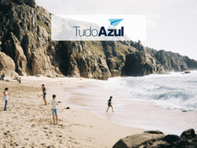 pessoas brincando em uma praia com logo Clube TudoAzul