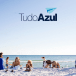 pessoas na praia com logo TudoAzul bônus TudoAzul