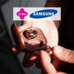 pessoa segurando um fone rosé com logo Liveo e Samsung 12 pontos Livelo