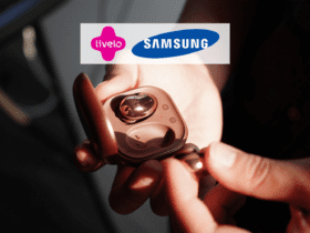 pessoa segurando um fone rosé com logo Liveo e Samsung 12 pontos Livelo