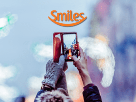 pessoa tirando foto com o celular e logo Smiles pontos Smiles