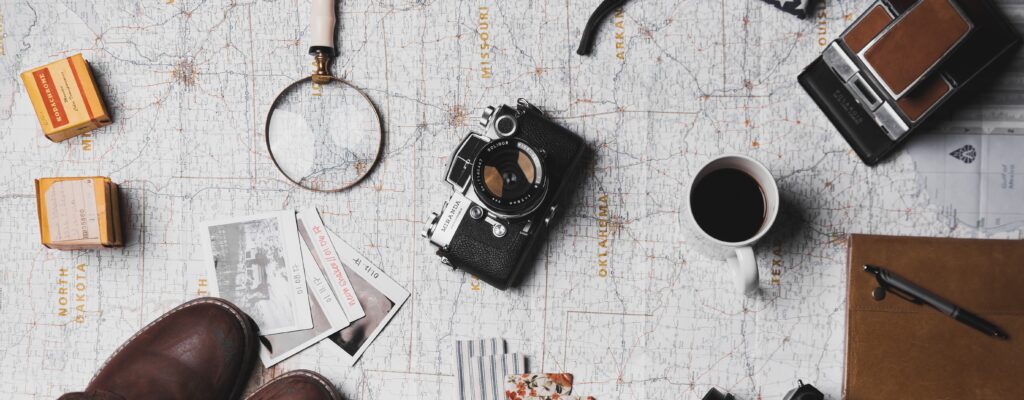câmera fotográfica, café e lupa em cima de um mapa

Itens que não podem faltar no checklist de viagem internacional