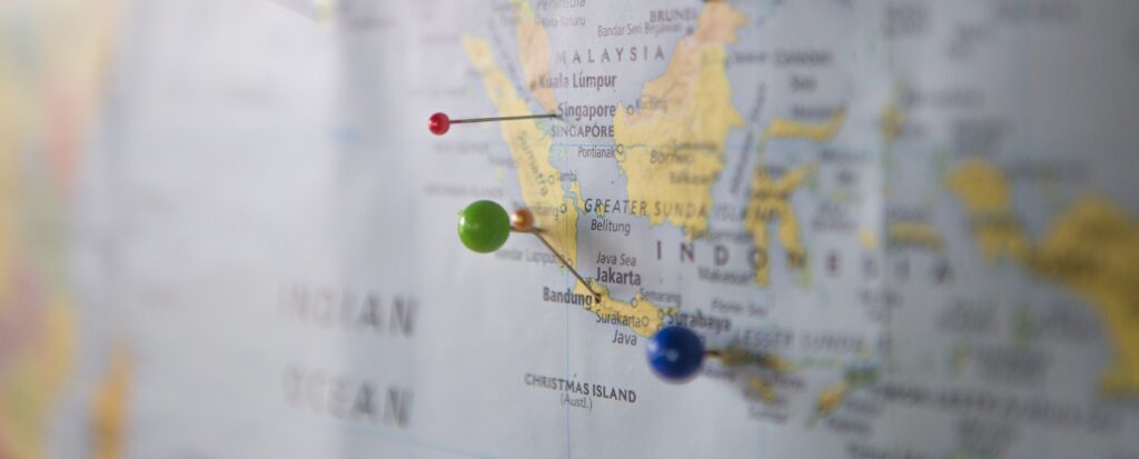 pinos azul, verde, vermelho marcando um mapa

como preparar uma viagem internacional