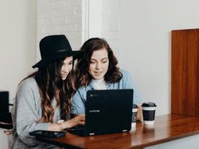 duas mulheres brancas olhando para um computador melhores promoções