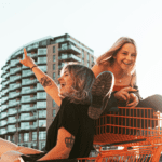 amigas felizes em um carro de compras melhores promoções