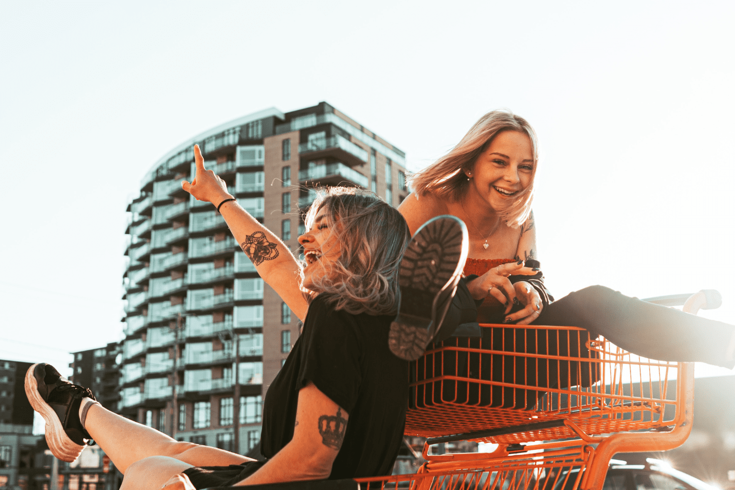 amigas felizes em um carro de compras melhores promoções