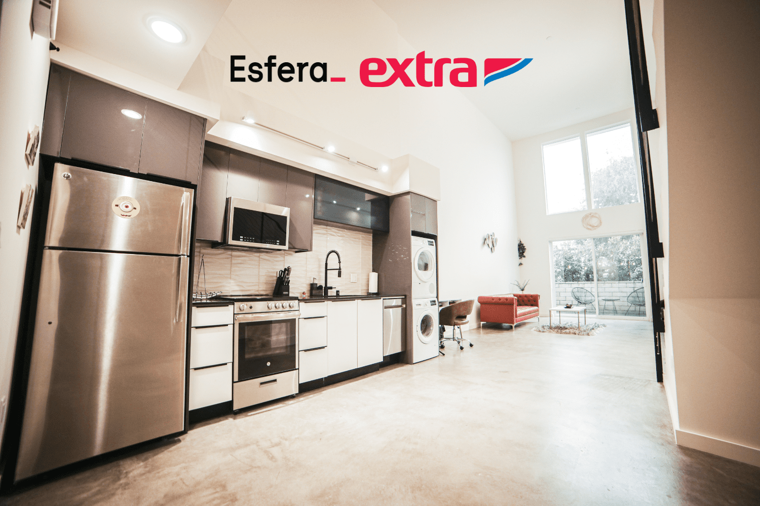 cozinha com eletrodomésticos e logo Esfera e Extra 7 pontos Esfera