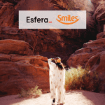 mulher na frente de montanhas com logo Esfera e Smiles bônus Smiles