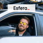 homem branco com óculos dentro do carro com logo Esfera pontos Esfera