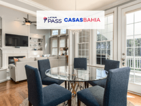 cômodo de casa com logo Casas Bahia e Latam Pass 8 pontos Latam Pass