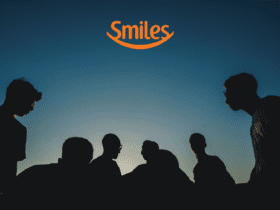 silhueta de amigos com logo Smiles Bônus Smiles