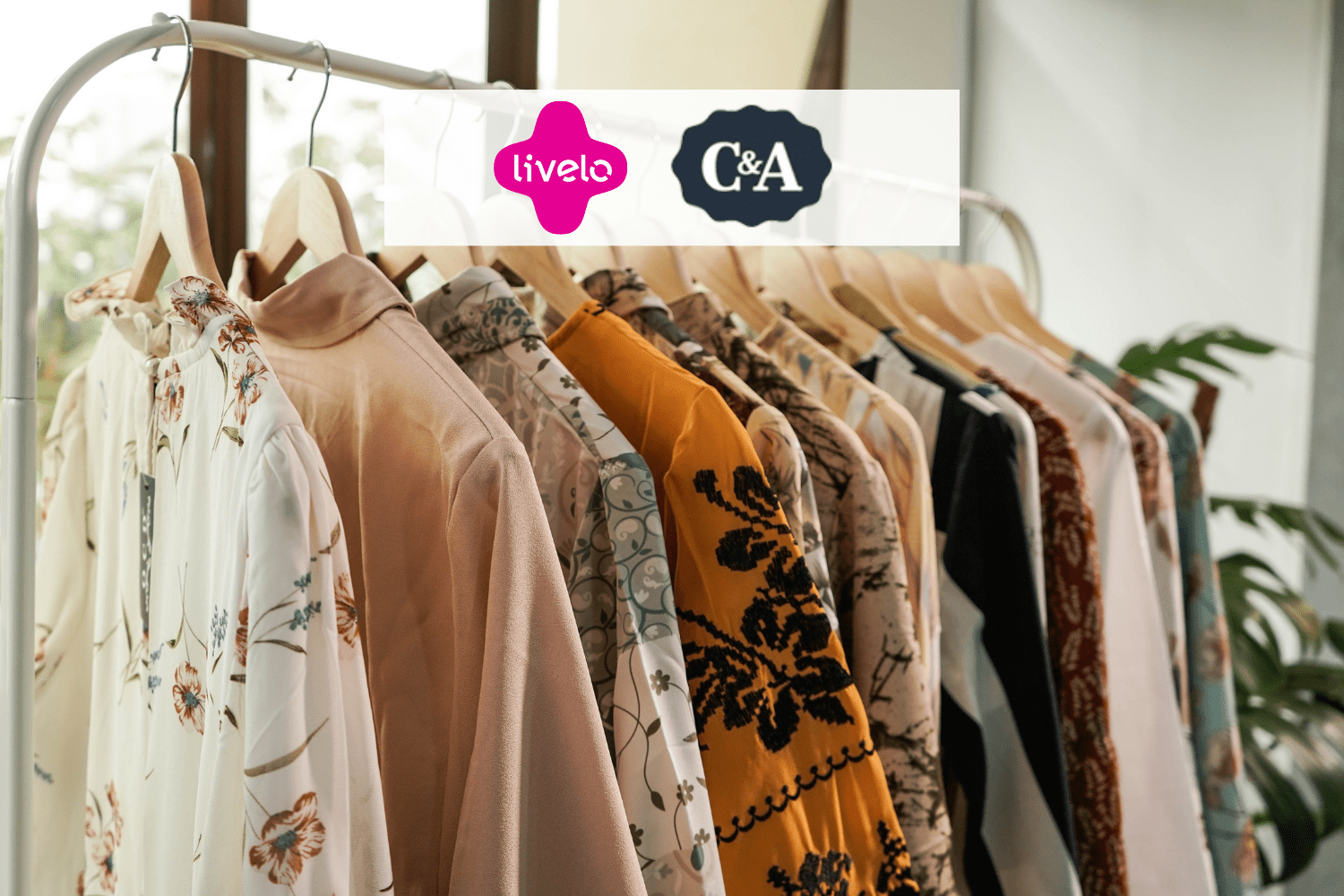 roupas em um cabide com logo Livelo e C&A 8 pontos Livelo