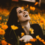 mulher branca sorrindo em um jardim melhores promoções