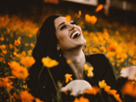 mulher branca sorrindo em um jardim melhores promoções