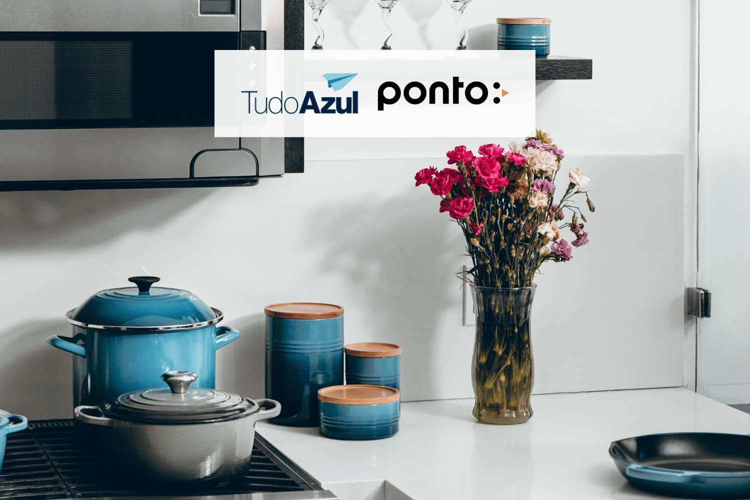 cômodo da cozinha com logo TudoAzul e Ponto 10 pontos TudoAzul