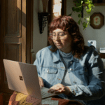 mulher olhando o computador melhores promoções
