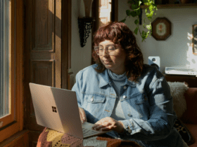 mulher olhando o computador melhores promoções
