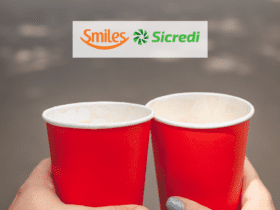 copos vermelhos com logo Sicredi e Smiles bônus Smiles