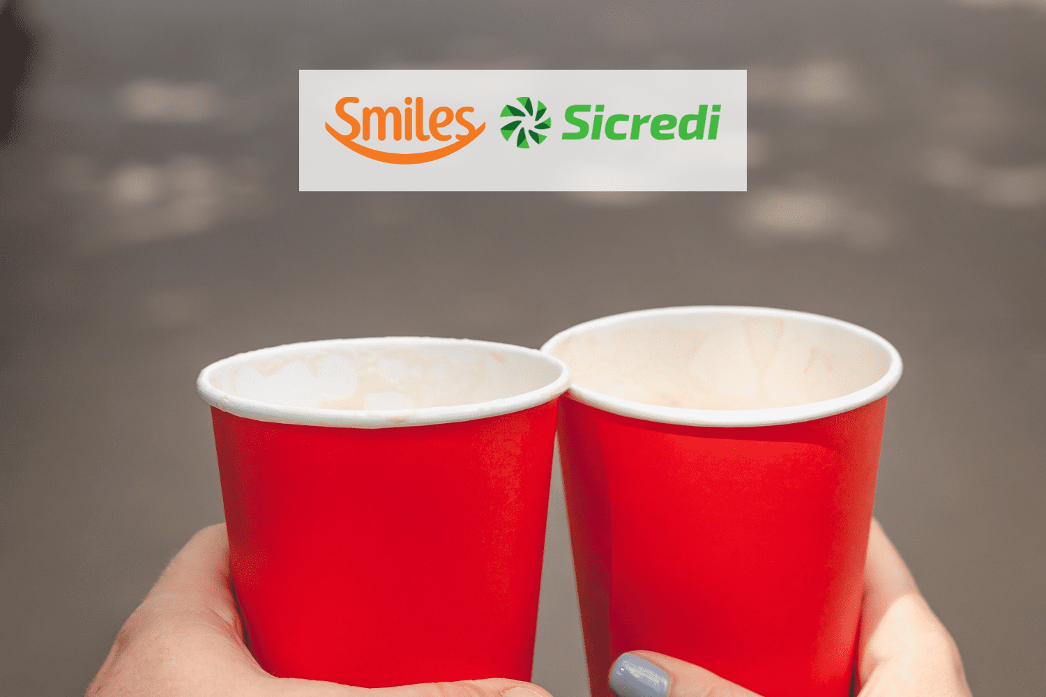 copos vermelhos com logo Sicredi e Smiles bônus Smiles