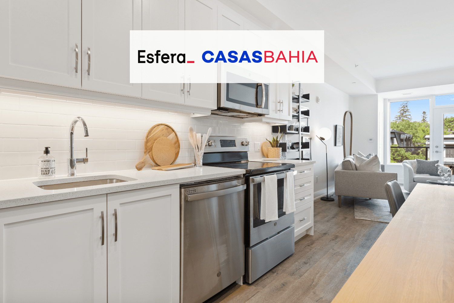 cômodo de casa com logo Esfera e Casas Bahia 7 pontos Esfera