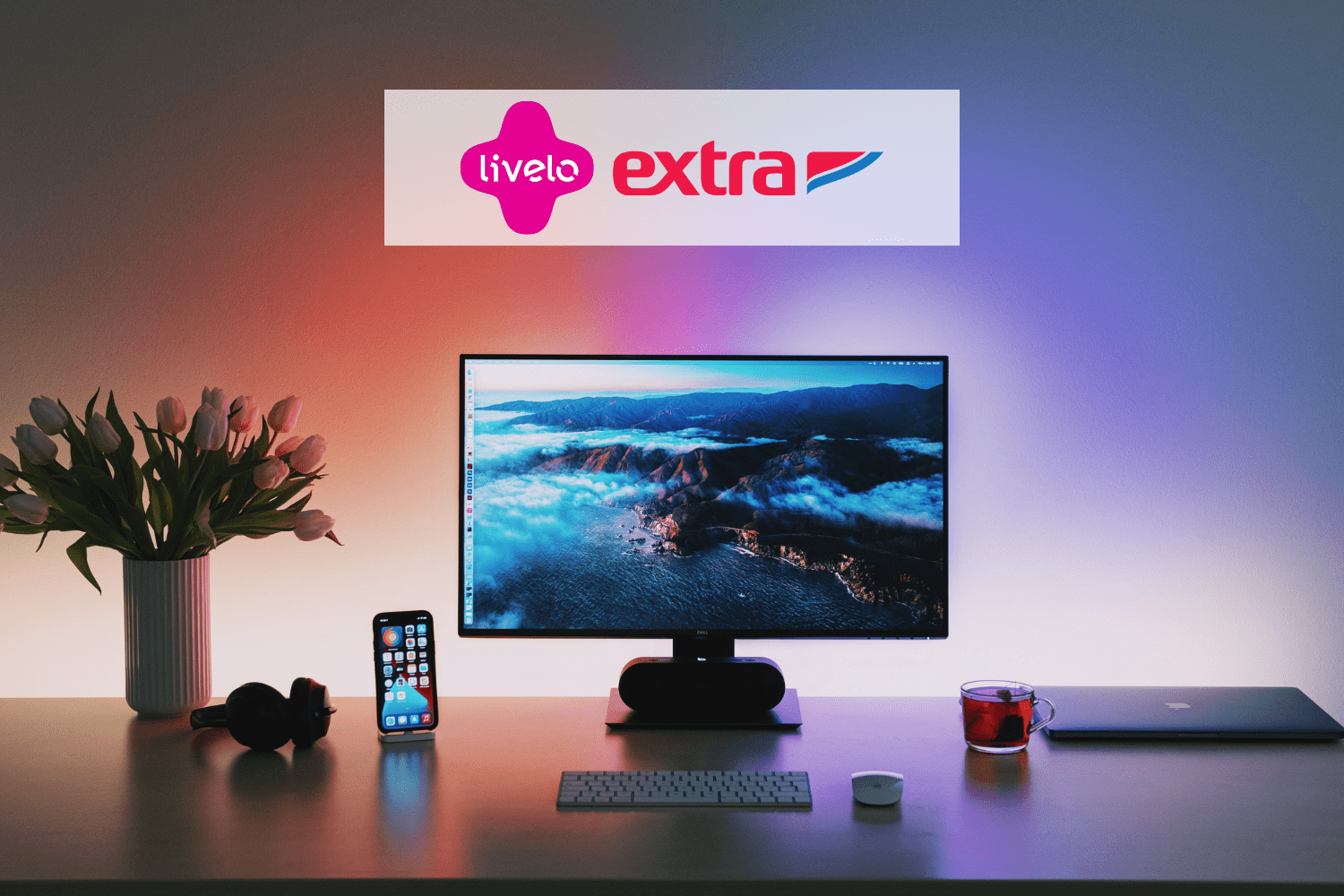 mesa com monitor e celular com logo Livelo e Extra 9 pontos Livelo