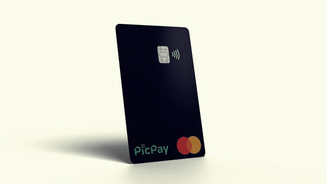 PicPay Card preto num fundo branco