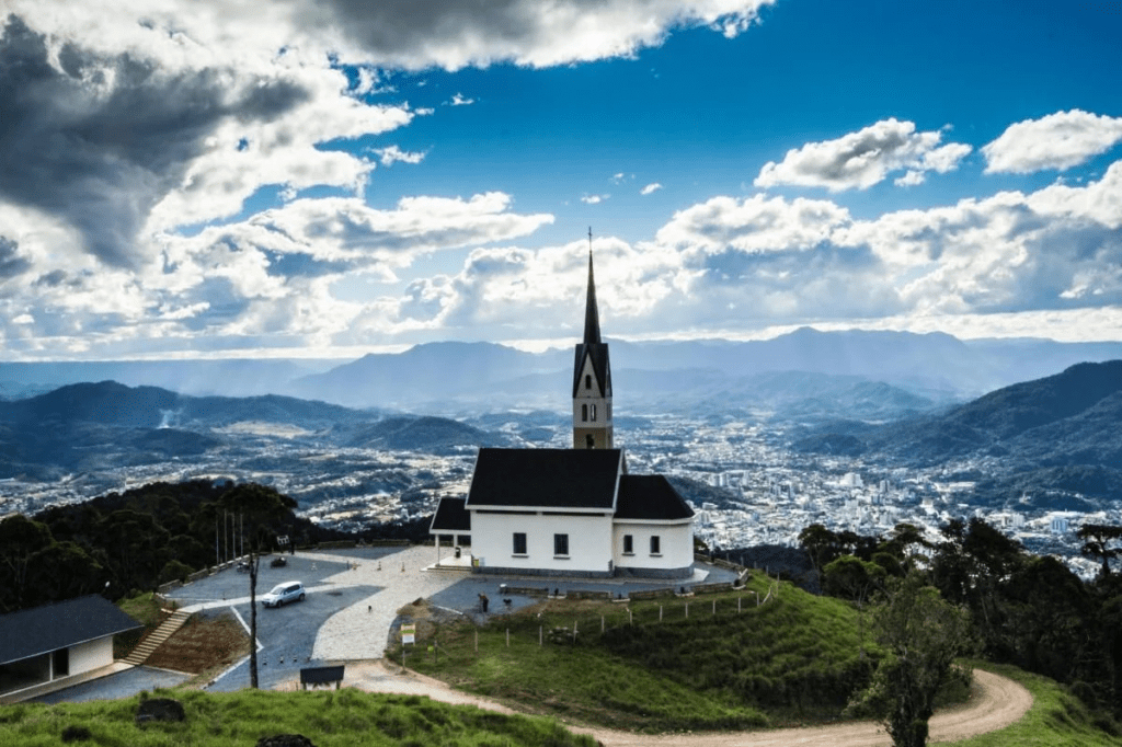 Uma vista panorâmica de Jaraguá do Sul, uma das cidades mais seguras do Brasil. A foto tem uma igreja 