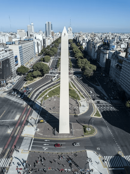 Foto do Obelisco, um dos ícones do turismo na Argentina. Consiste em um edifício enorme branco e pontudo no alto. Como um lápis