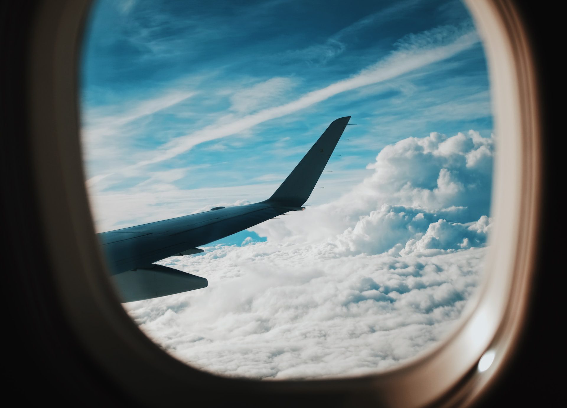 Viagem internacional. Vista da janela de um avião, sobrevoando as nuvens