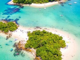 cropped-Mar-azul-e-ilhas-paradisiacas-veja-o-que-fazer-em-Angra-dos-Reis.jpg