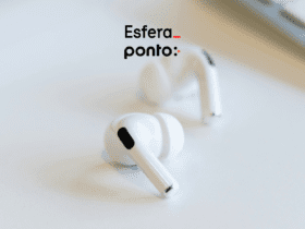 Imagem de dois fones de ouvido intra-auriculares sem fio brancos em uma superfície branca. No centro superior da imagem, há o logotipo da Esfera ponto:, com o texto 'Esfera' em preto e um sublinhado vermelho, seguido da palavra 'ponto:' também em preto com um ponto laranja no final. A imagem tem um fundo desfocado, destacando os fones de ouvido em primeiro plano. 11 pontos esfera