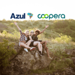 Três jovens sorridentes sentadas em uma rocha ao ar livre, levantando os braços em celebração. Acima, os logos da Azul e Coopera destacam a parceria.