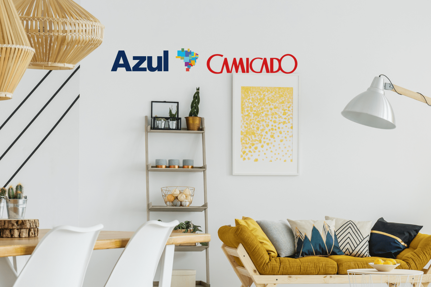Sala de estar moderna e aconchegante com sofá amarelo e decoração minimalista. Logos da Azul e Camicado destacam uma parceria.