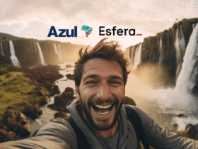 Homem sorridente tirando uma selfie em um cenário de cachoeiras com os logotipos da Azul e Esfera no topo da imagem. Ganhe 105% de bônus Azul com a Esfera.