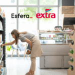 Ganhe até 7 pontos Esfera por real com o Extra; Mulher fazendo compras em uma prateleira de supermercado com os logotipos da Esfera e Extra no topo da imagem.