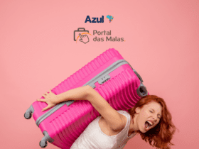 Ganhe até 14 pontos Azul por real no Portal das Malas! Mulher segurando uma mala rosa nas costas, com um fundo rosa e os logotipos da Azul e Portal das Malas no topo da imagem.