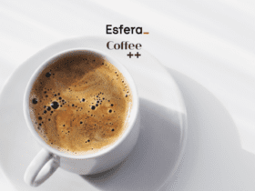 Até este sábado (15/06), ganhe até 13 pontos Esfera por real em cápsulas da Coffee++:. Saiba mais no Império das Milhas! Xícara de café com espuma, vista de cima, com os logotipos da Esfera e Coffee++ no topo da imagem.