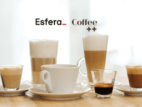 Vários tipos de café em copos e xícaras sobre uma mesa, com os logotipos da Esfera e Coffee++ no topo da imagem.