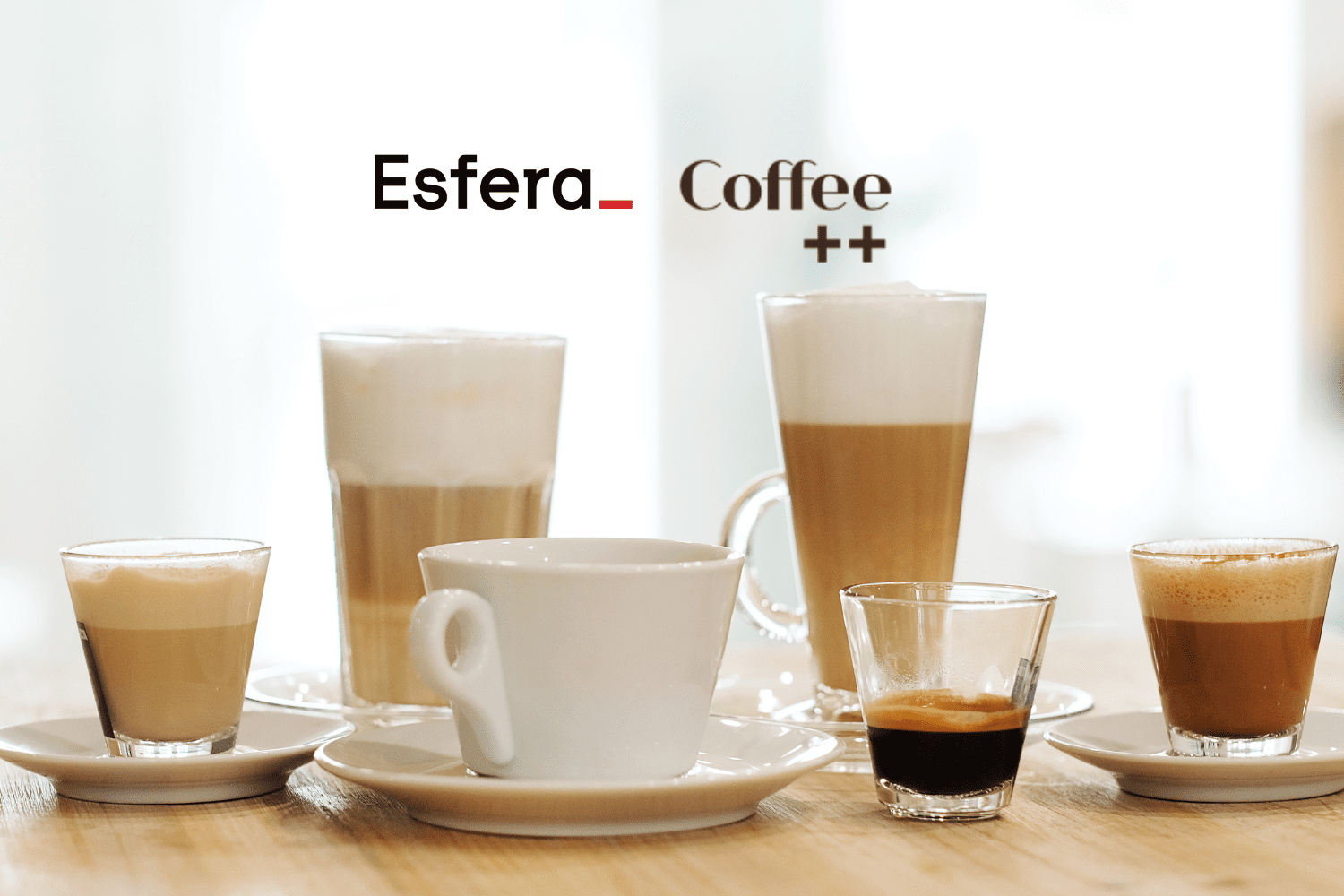Vários tipos de café em copos e xícaras sobre uma mesa, com os logotipos da Esfera e Coffee++ no topo da imagem.