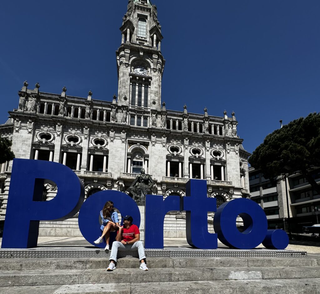 casal posando em foto em Porto, Portugal  como fazer open jaw