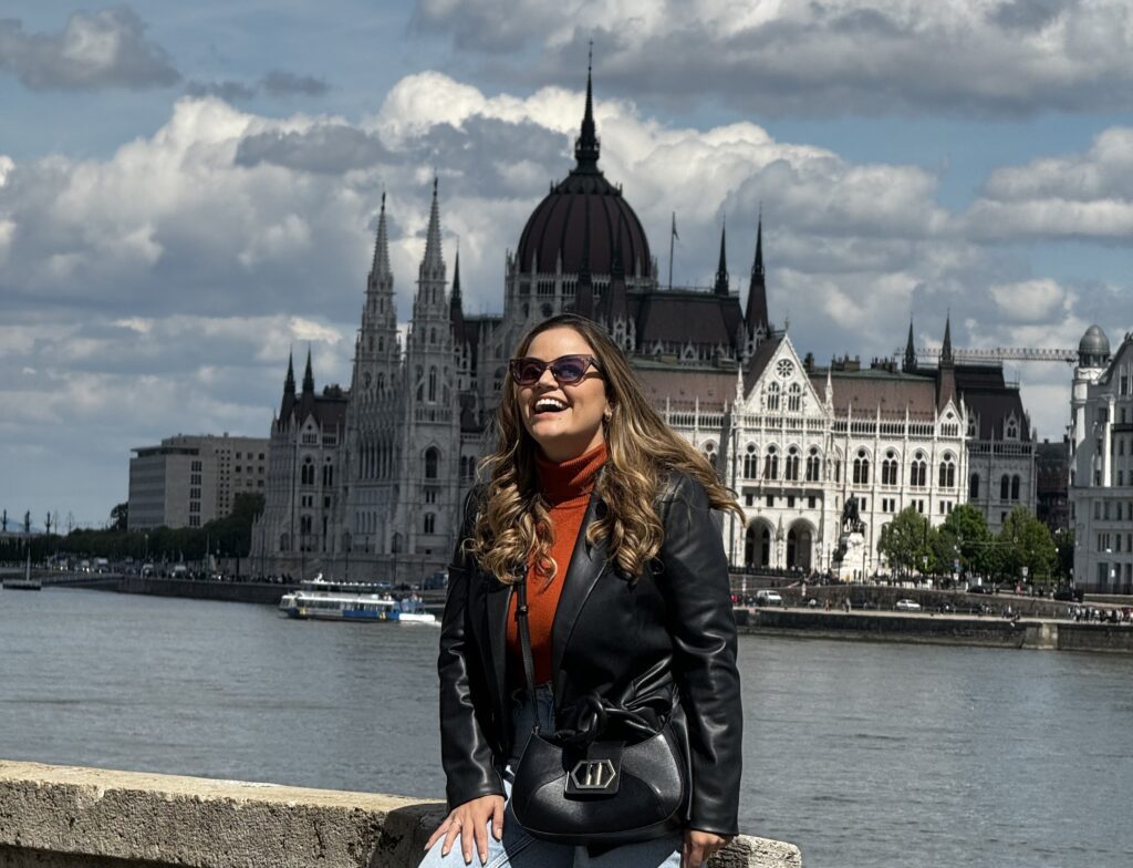 mulher sorridente em Budapeste, Hungria  como fazer open jaw